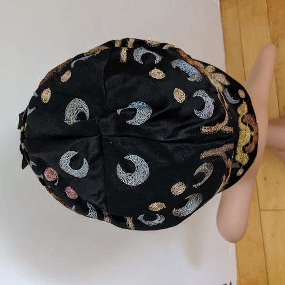 1920s Antique Velvet and Silk Embroidered Cloche, Hat - Picture 8 of 8